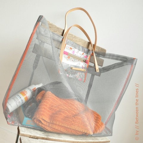 DIY Mesh Beach Bag Tutorial DIY Mesh Beach Bag Tutorial - 35 Summery DIY Projects And Activities For The Best Summer Ever