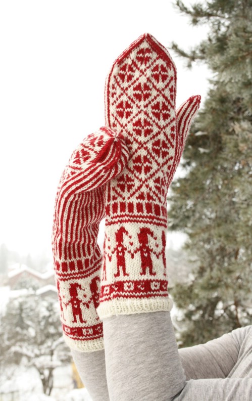 16 Adorable Knitted Christmas Socks and Gloves With Free Patterns