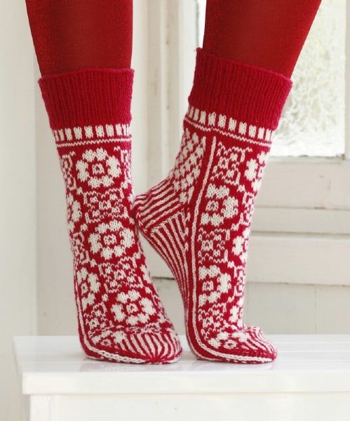 16 Adorable Knitted Christmas Socks and Gloves With Free Patterns