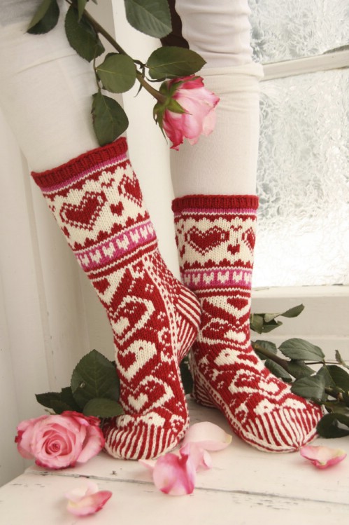 16 Adorable Knitted Christmas Socks and Gloves With Free Patterns