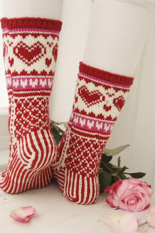 16 Adorable Knitted Christmas Socks and Gloves With Free Patterns