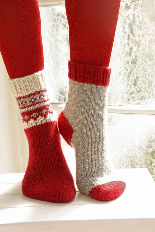 16 Adorable Knitted Christmas Socks and Gloves With Free Patterns