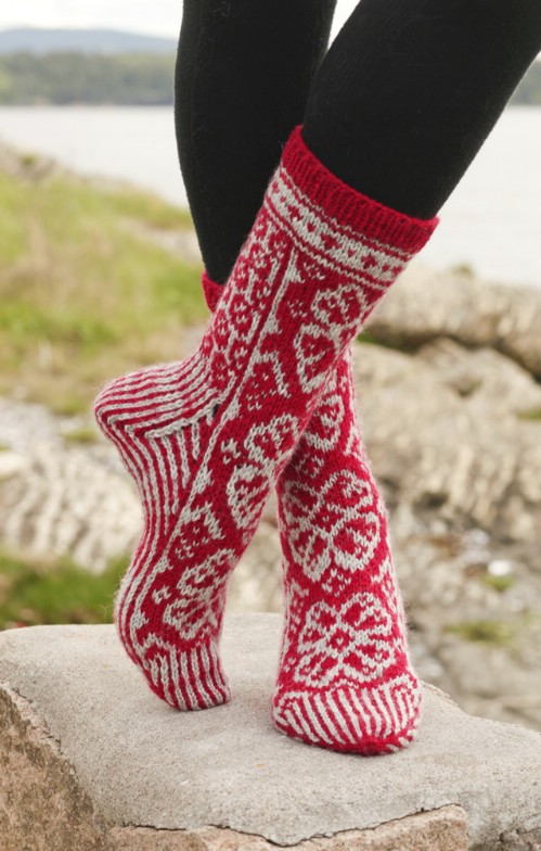 16 Adorable Knitted Christmas Socks and Gloves With Free Patterns