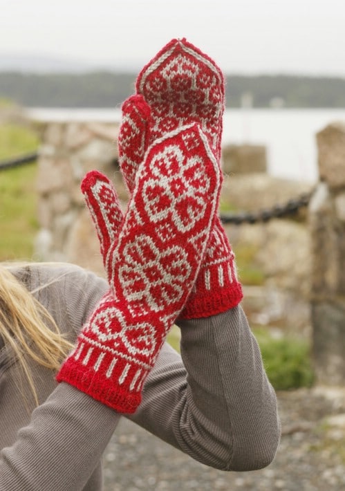 16 Adorable Knitted Christmas Socks and Gloves With Free Patterns