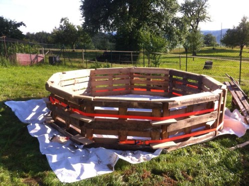 How Make Your Own Pallet Pool – Beat the Heat and Splash Around in Style! - Step 2
