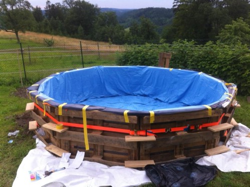 How Make Your Own Pallet Pool – Beat the Heat and Splash Around in Style! - Step 4