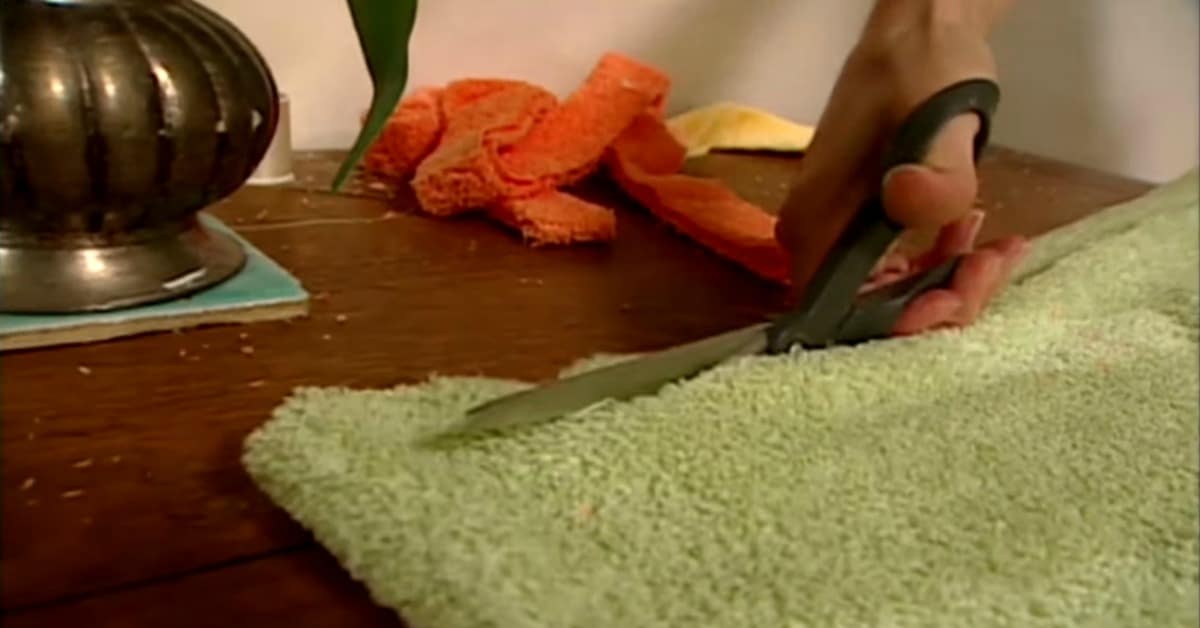 Turn Your Old Bath Towels Into a Beautiful Rug. You Won’t Believe How