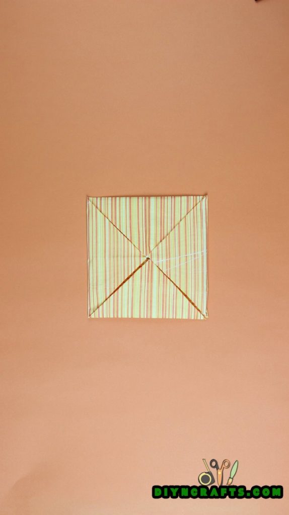 Image steps to create the Easter flower decoration: