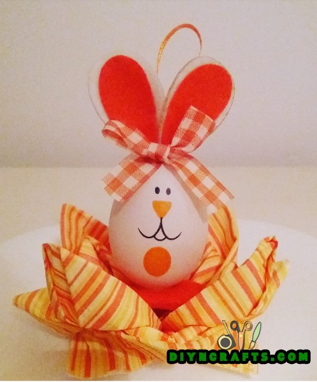 Image steps to create the Easter flower decoration: