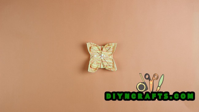 Image steps to create the Easter flower decoration: