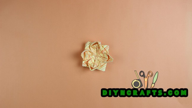 Image steps to create the Easter flower decoration: