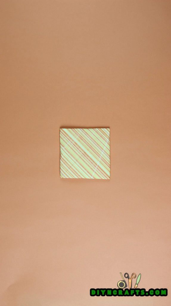 Image steps to create the Easter flower decoration: