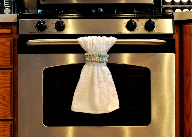 Kitchen Decorating DIY – Make Your Own Dishtowel Belts