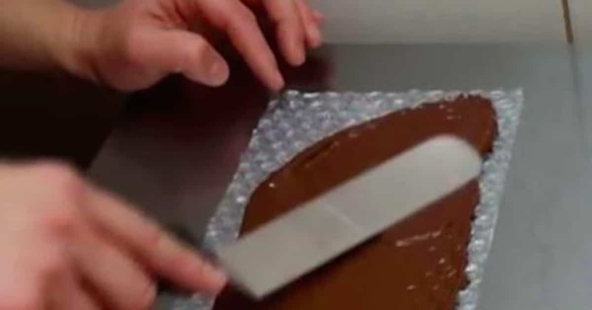 How to Decorate Cakes Using Bubble Wrap and a Chocolate Bar DIY & Crafts