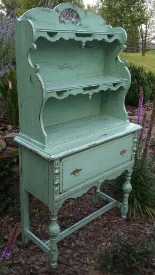 This hutch is charmingly old-fashioned. 