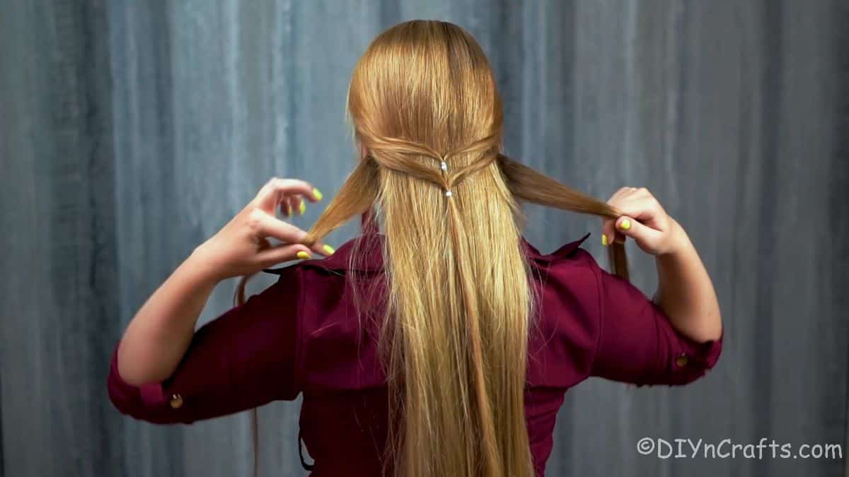 Pratik Okul Saçı: Enseden Yarım Toplama 9 Blonde woman in red shirt with finished low ponytail