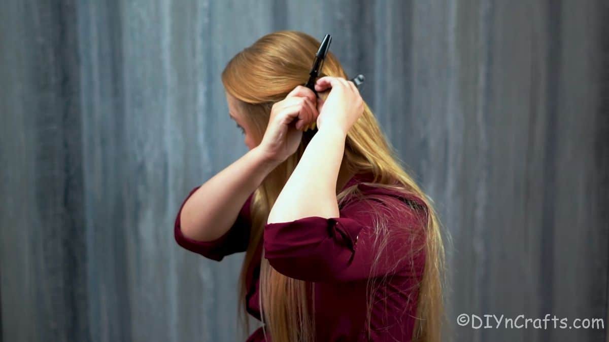 Pratik Okul Saçı: Enseden Yarım Toplama 5 Lady clipping top section of hair back