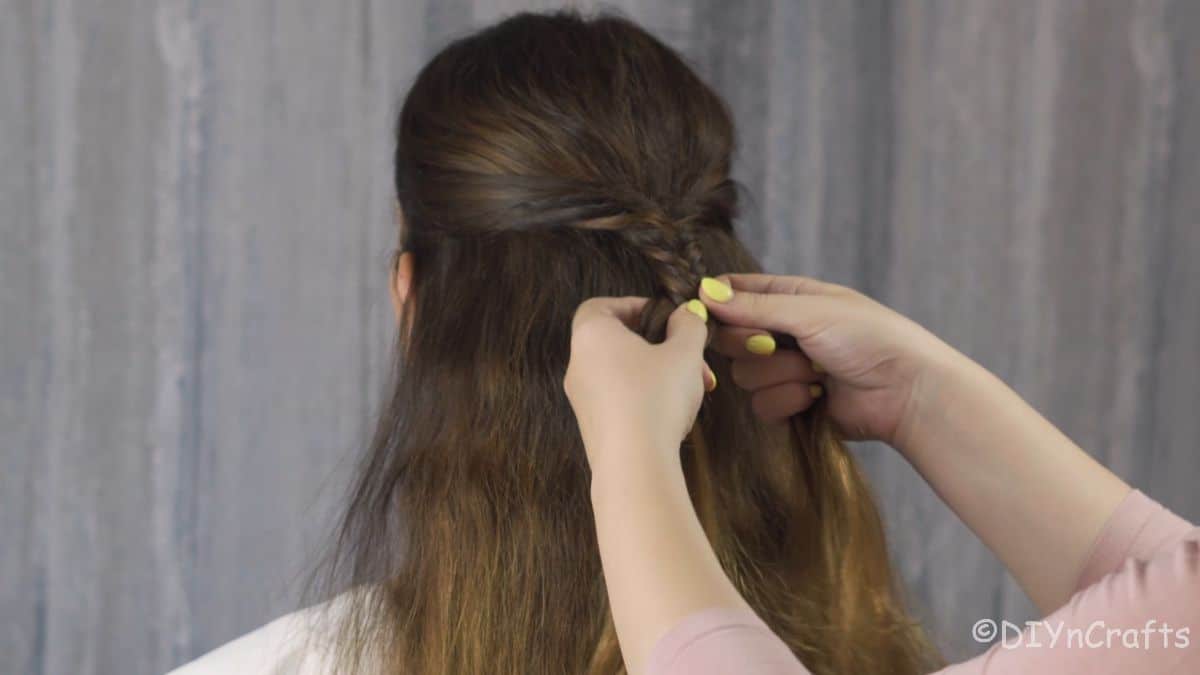 Fancy Palm Tree Bubble Braids Half-Updo 4 Essential hair tools laid out, including a comb, brush, and hair ties, needed for creating the Palm Tree Bubble Braids.